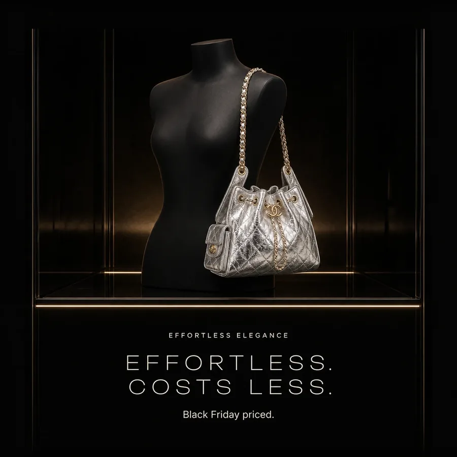 Effortless, costs less: the Chanel 25 Mini in silver, worn on the shoulder. Black Friday priced.