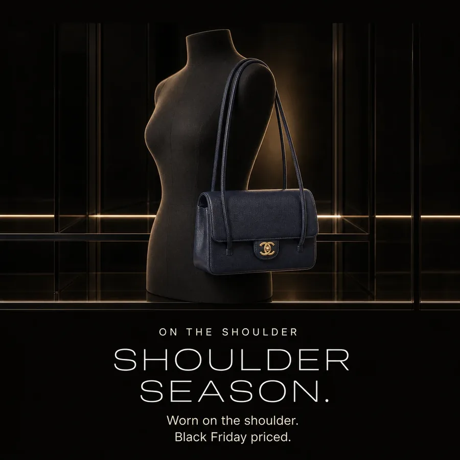 Shoulder season: the Chanel Small Flap Bag in dark blue, worn on the shoulder, Black Friday priced.